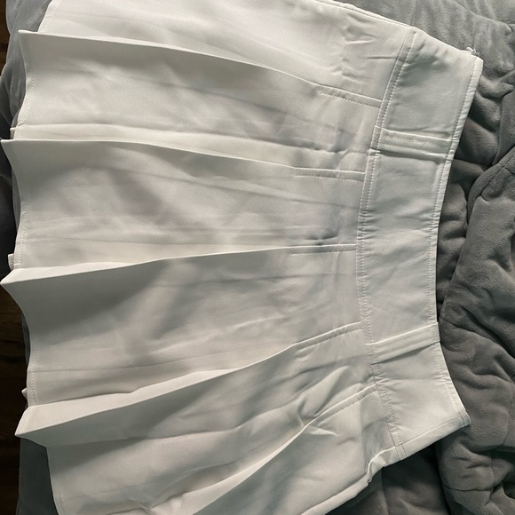 White tennis skirt - Picture 1 of 3
